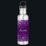 Name des lila Glitzer Monogramm Edelstahlflasche<br><div class="desc">Ein tiefer lila Hintergrund mit eleganten lila Imitaten Glitzer fällt. Weißer Text Personalisieren Sie Ihren Namen und fügen Sie ihn hinzu. Der Name wird mit einem weißen handgeschriebenen Stilskript geschrieben.</div>