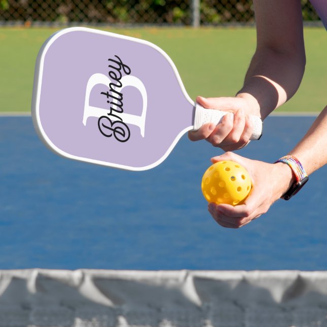 Name des Lila Monogramms für den personalisierten  Pickleball Schläger (InSitu)