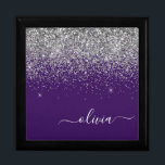 Name des lila Silver Glitzer Girl Monogram Erinnerungskiste<br><div class="desc">Lila und Silver Sparkle Glitzer Skript Monogram Name Jewelry Keepake Box. Dies macht den perfekten Abschluss,  Geburtstag,  Hochzeit,  Brautparty,  Jubiläum,  Babydusche oder Junggeselinnen-Abschied Geschenk für jemanden,  die Lieben glamourösen Luxus und schicke Stile.</div>