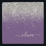 Name des lila Silver Glitzer Girl Monogram Steinuntersetzer<br><div class="desc">Lila und Silver Sparkle Glitzer Script Monogram Name Stone Tile. Das macht den perfekten Abschluss,  süßen 16 Geburtstag,  Hochzeit,  Brautparty,  Jubiläum,  Babydusche oder Junggeselinnen-Abschied Geschenk für jemanden,  die Lieben glamourösen Luxus und schicke Stile.</div>