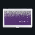 Name des lila Silver Glitzer Girl Monogram Visitenkarten Dose<br><div class="desc">Lila und Silver Sparkle Glitzer Script Monogram Name Business Card Holder. Das macht den perfekten 16 Geburtstag,  Hochzeit,  Brautparty,  Jubiläum,  Babydusche oder Junggeselinnen-Abschied Geschenk für jemanden,  der Lieben glamourösen Luxus und schicke Stile.</div>