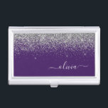 Name des lila Silver Glitzer Girl Monogram Visitenkarten Dose<br><div class="desc">Lila und Silver Sparkle Glitzer Script Monogram Name Business Card Holder. Das macht den perfekten 16 Geburtstag,  Hochzeit,  Brautparty,  Jubiläum,  Babydusche oder Junggeselinnen-Abschied Geschenk für jemanden,  der Lieben glamourösen Luxus und schicke Stile.</div>