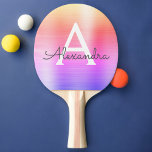 Name des Metallic Foil Monogramms für Rainbow Tischtennis Schläger<br><div class="desc">Gold,  Lila und rosa Rainbow Pastel Ombre Imitate Metallic Foil Elegant Monogram Ping Pong Paddle. Dieses mit Monogramm Ping Pong Paddle kann auf Ihren Vor- und Erstnamen angepasst werden und macht einen tollen Geburtstag oder Hochzeitsgeschenk für Junggeselinnen-Abschied.</div>