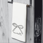 Name des Minimalistischen Handzeichens Geschirrtuch<br><div class="desc">Einfach Name Monogram Minimalistisch Kitchen Handtuch. Fügen Sie Ihrer Küche eine stilvolle und funktionelle Touch mit diesem bezaubernden Dreifachtuch hinzu, das sich perfekt für den Alltag oder besondere Anlässe eignet. Das Design ist mit einem handgezeichnet Single versehen, der sich bei gefaltetem Bogen am unteren Rand zentriert, mit einem personalisierten Namen...</div>