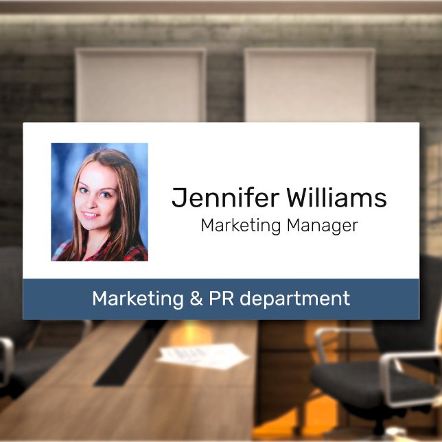 Name des Mitarbeiters im benutzerdefinierten Foto  Namensschild (Von Creator hochgeladen)