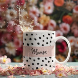 Name des modernen Monogramms | Pastellrosa und sch Kaffeetasse<br><div class="desc">Name des modernen Monogramms | Pastellrosa und schwarze Punkte</div>