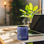 Name des Monogram-Initialskripts für Blue Glitzer- Tasse<br><div class="desc">Eine mit Monogramm Tasse,  mädchenhaft und trendig. Ein schicker marineblauer Hintergrund mit Imitaten Glitzer Tropfen,  Farbe Tropflook. Die blaue Farbe ist ungleichmäßig. Personalisieren und fügen Sie einen Namen und Monogramm-Initialen hinzu. Blau-weiße Buchstaben. Der Name ist mit einem modernen handgeschriebenen Stilskript geschrieben.</div>