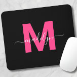 Name des Monogramm-Skriptes Mousepad<br><div class="desc">Personalisiert Girly Modern Black and Pink Script Initial Monogram Mouse Pad. Fügen Sie dem Arbeitsbereich mit diesem schicken Mauspad eine Touch femininen Charmes und Eleganz hinzu. Es verfügt über ein gewagtes magenta heiß rosa Initial zentriert auf einem schwarzen Hintergrund und schafft ein stilvolles und mädchenhaftes Design. Diese Maus-Pad eignet sich...</div>