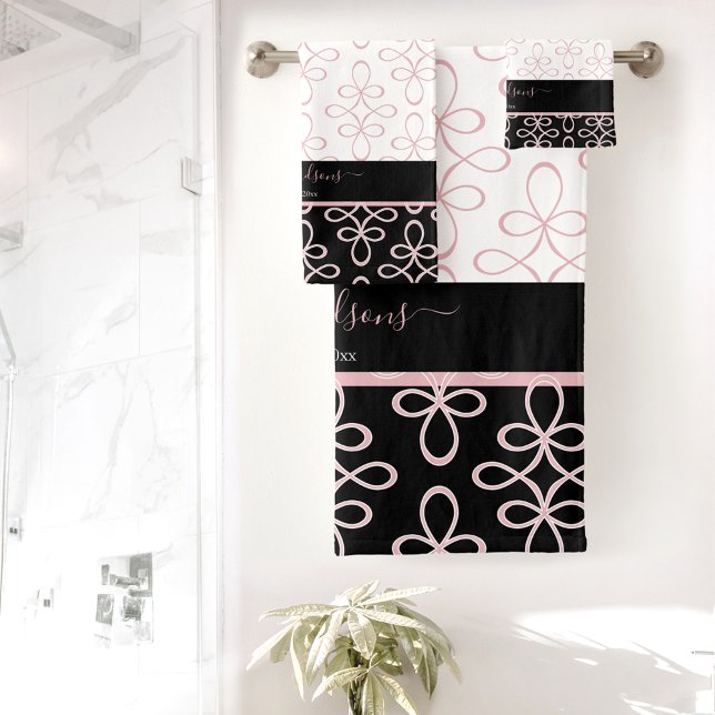Name des Monogramms Filigree Muster Elegant Rosa S Badhandtuch Set (Filigree Pattern Monogram Name Elegant Pink Black Bath Towel Set)