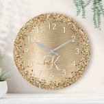 Name des Monogramms für den Glitzer aus goldgegoss Runde Wanduhr<br><div class="desc">Dieses schicke Design mit hübschem vergoldeten Glitzer auf goldgebürstetem metallischem Hintergrund verleiht dem Hotel eine angenehme Atmosphäre.</div>