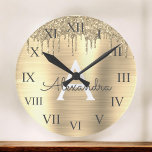 Name des Monogramms für den Gold-Glitzer-Brushed Runde Wanduhr<br><div class="desc">Gold Imitate Foil Metallic Sparkle Glitzer gebürstete Metal Monogram Name und Erstklassigkeit Wall Uhr. Das macht den perfekten 16 Geburtstag,  Hochzeit,  Brautparty,  Jubiläum,  Babydusche oder Junggeselinnen-Abschied Geschenk für jemanden,  der Lieben glamourösen Luxus und schicke Stile.</div>