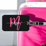 Name des Monogramms für den Hot Pink Black World T Gepäckanhänger<br><div class="desc">Reisen Sie stilvoll mit unserem Hot Pink World Traveller Monogram Name Luggage Tag! Mit einem lebhaften, heißen rosa Design und einem Weltkarten-Hintergrund ist dieses Tag mit Ihrem Namen und Monogramm in einem schicken Schriftart personalisiert. Ideal, um Ihr Gepäck schnell und einfach zu identifizieren, es kombiniert Mode mit Funktion. Aus langlebigen...</div>