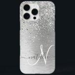 Name des Monogramms für den silberfarbenen Glitzer iPhone 16 Pro Max Hülle<br><div class="desc">Dieses schicke Gehäuse mit hübschem silberglänzenden Glitzer auf silberfarbenem metallischem Hintergrund ist einfach zu personalisieren.</div>
