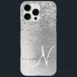 Name des Monogramms für den silberfarbenen Glitzer iPhone 16 Pro Max Hülle<br><div class="desc">Dieses schicke Gehäuse mit hübschem silberglänzenden Glitzer auf silberfarbenem metallischem Hintergrund ist einfach zu personalisieren.</div>