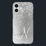 Name des Monogramms für den silberfarbenen Glitzer iPhone 16 Plus Hülle<br><div class="desc">Dieses schicke Gehäuse mit hübschem silberglänzenden Glitzer auf silberfarbenem metallischem Hintergrund ist einfach zu personalisieren.</div>