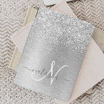 Name des Monogramms für den silberfarbenen Glitzer iPad Mini Hülle<br><div class="desc">Dieses schicke Design mit hübschem silberglänzenden Glitzer auf silberfarbenem metallischem Hintergrund ist einfach zu personalisieren.</div>