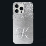 Name des Monogramms für den silberfarbenen Glitzer iPhone 15 Pro Max Hülle<br><div class="desc">Dieses schicke Gehäuse mit hübschem silberglänzenden Glitzer auf silberfarbenem metallischem Hintergrund ist einfach zu personalisieren.</div>