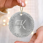Name des Monogramms für den silberfarbenen Glitzer Keramik Ornament<br><div class="desc">Dieses trendige und schicke Ornament-Design mit hübschem silberglänzenden Glitzer auf silberfarbenem metallischem Hintergrund ist einfach zu personalisieren.</div>