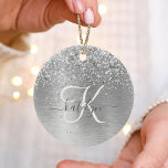 Name des Monogramms für den silberfarbenen Glitzer Keramik Ornament<br><div class="desc">Dieses trendige Ornament mit hübschem silberglänzenden Glitzer auf silberfarbenem metallischem Hintergrund ist einfach zu personalisieren.</div>