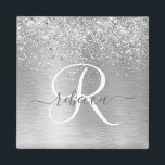 Name des Monogramms für den silberfarbenen Glitzer Magnet<br><div class="desc">Dieses trendige,  schicke Magnetdesign mit hübschem silberglänzenden Glitzer auf silber gebürstetem metallischem Hintergrund ist einfach zu personalisieren.</div>
