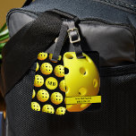 Name des Musters des Pickleball-Monogramms Gepäckanhänger<br><div class="desc">Golden gelbes Pickleball-Muster vor Ihrem Farbhintergrund (schwarz dargestellt) und mit Monogramm mit ein oder zwei Initialen auf einer Seite und Namen oder anderen Text auf der anderen Seite in Ihrer Auswahl von Schriftart-Stilen und Farben. Ideal für sich selbst oder den Pickler, den Sie kennen, der verrückt nach dem Spiel ist....</div>