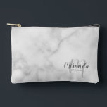 Name des Personalisierten Bridesmaid Monogramms Zubehörtasche<br><div class="desc">Fügen Sie Ihrer Hochzeit eine persönliche Touch mit einem personalisierten Brautjunggeschenk hinzu. Dieses Design zeichnet sich durch den personalisierten Namen der Brautjungfrau aus, der im Stil eines grauen, modernen Drehbuch-Schriftartes und in Monogramm im hellgrauen, modernen Schriftart-Stil gehalten ist. Der Hintergrund ist mit dem Schriftart in grauem, modernem Sans-Serif auf weißem...</div>
