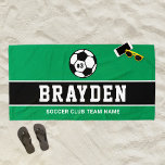 Name des personalisierten grünen Fußballspielers Strandtuch<br><div class="desc">Das personalisierte Strandhandtuchdesign für Kinder und Jugendliche mit Fußball ist mit einer einheitlichen Spielernummer, einem benutzerdefinierten Text für den Vor- oder Nachnamen des Spielers und einem modernen Text für den Namen der Fußballmannschaft ausgestattet. Macht ein einzigartiges Gunstgeschenk für Turniere und Pool-Party mit dem Team! Das stilvolle und moderne Design besticht...</div>