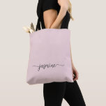 Name des Personalisierten Monogrammes, leicht rot<br><div class="desc">Girly Feminine Minimalistisch Einfache Clean Blush Pink Monogram Name Signature Script Custom Personalisiert Tote Bag. Dieses Design mit Ihrem Vornamen in einem hübschen handgeschriebenen Stil Swash Schwanz Schriftart Signatur Typografie (oder Kalligrafie) auf pastellrosa staubigen rosa oder hellrot rosa Hintergrund. Große Frauengeschenke zum Geburtstag, Hochzeit, Weihnachten, 16 Geburtstagsparty, Brautparty, Junggeselinnen-Abschied oder...</div>