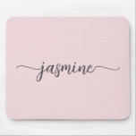 Name des Personalisierten Monogrammes, leicht rot Mousepad<br><div class="desc">Girly Blush Pink Einfache Minimalistische Monogram Name Signature Script Custom Personalisiert Mousepad. Diese Design mit Ihrem Vornamen in einem hübschen handgeschriebenen Stil Swash Schwanz Schriftart Typografie auf hellpastellfarbenen rot oder staubrosa. Diese lassen sich einfach anpassen. Grosses, stilvolles Frauengeschenk zum Geburtstag, Brautparty, Muttertag, 16. Geburtstag, und es ist für das Mädchen,...</div>