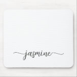 Name des Personalisierten Monogramms "Girl Simple  Mousepad<br><div class="desc">Girly Black und White einfache Minimalistische Monogram Name Signature Script Custom Personalisiert Mousepad. Diese Design mit Ihrem Vornamen in einem hübschen handgeschriebenen Stil Swash Schwanz Schriftart typografie schwarz Skript auf weißem Hintergrund. Diese lassen sich einfach anpassen. Grosses, stilvolles Frauengeschenk zum Geburtstag, Brautparty, Muttertag, 16. Geburtstag, und es ist für das...</div>