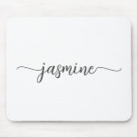 Name des Personalisierten Monogramms "Girl Simple  Mousepad<br><div class="desc">Girly Black und White einfache Minimalistische Monogram Name Signature Script Custom Personalisiert Mousepad. Diese Design mit Ihrem Vornamen in einem hübschen handgeschriebenen Stil Swash Schwanz Schriftart typografie schwarz Skript auf weißem Hintergrund. Diese lassen sich einfach anpassen. Grosses, stilvolles Frauengeschenk zum Geburtstag, Brautparty, Muttertag, 16. Geburtstag, und es ist für das...</div>