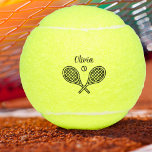 Name des personalisierten Tennis-Themas Tennisbälle<br><div class="desc">Single-Tennisspieler und Doppel-Mannschaften werden Liebe dieses Tennis-Thema entworfen. Modernes Logo-Design mit zwei Schlägern und einem Ball. Fügen Sie Ihren Namen hinzu,  um ein angepasstes Design zu erstellen. Personalisiert mit Namen. Stilvoll.</div>