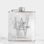 Name des Personalisierten Trauzeugen mit weißem Ma Flachmann<br><div class="desc">Moderne Minimalistische Personalisierte Monogramm- und Namensgeschenke Dieses Design zeichnet sich durch den Namen des personalisierten Trauzeugen in einem modernen, grauen Schriftart-Stil und Monogramm in einem hellgrauen, modernen Sans Serif Schriftart Stil als Hintergrund aus, mit Hochzeitsdetails in grau modernen Sans Serif Schriftart Stil, auf weißem Marmor Hintergrund. Auch perfekt für Trauzeuge...</div>