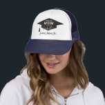 Name des proud-Mama-Abschlusses Truckerkappe<br><div class="desc">Trendy Black and Gold Abschluss Proud Mama des Graduate Truckers mit Graduate Cap und stilvollem Kalligrafieschreiben in goldmetallic Imitat Folie. Sehr klassisch,  unisex,  können Sie das Wort "Mutter" in Vater,  Großmutter,  Großvater,  Bro,  sis ändern und männliche,  weibliche oder Kindergröße auswählen. Der Hut ist in jeder Farbe anpassbar.</div>