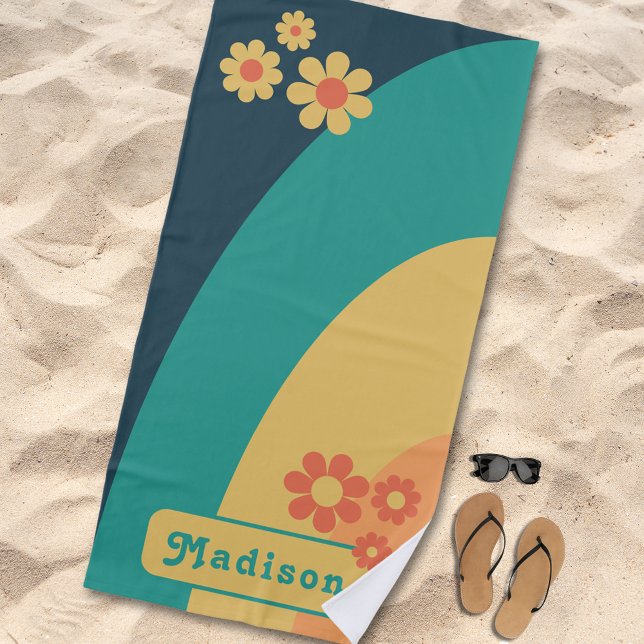 Name des Retro Arc Floral Strandtuch (Retro groovy floral personalized name beach towel with simple daisy curve blue yellow orange teal)