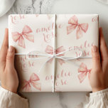 Name des rosa Bogens Geschenkpapier<br><div class="desc">Machen Sie Ihre Geschenke mit diesem Personalisierten Pink Bow Wrapping Paper mit einem zarten Muster von weichen rosa Bögen und der Möglichkeit, einen individuelle Name hinzuzufügen, noch attraktiver! Die eleganten rosafarbenen Bögen, schön auf weißem Hintergrund angeordnet, eignen sich perfekt für Hochzeiten, Brautpartys, Babyduschen, Geburtstage und andere besondere Anlässe. Personalisieren Sie...</div>