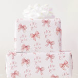 Name des rosa Bogens Geschenkpapier<br><div class="desc">Machen Sie Ihre Geschenke mit diesem Personalisierten Pink Bow Wrapping Paper mit einem zarten Muster von weichen rosa Bögen und der Möglichkeit, einen individuelle Name hinzuzufügen, noch attraktiver! Die eleganten rosafarbenen Bögen, schön auf weißem Hintergrund angeordnet, eignen sich perfekt für Hochzeiten, Brautpartys, Babyduschen, Geburtstage und andere besondere Anlässe. Personalisieren Sie...</div>