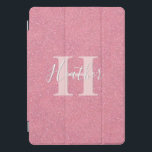 Name des rosa Glitzer iPad Pro Cover<br><div class="desc">Girly Rose Gold,  rot rosa Imitate Glitzer Hintergrund. Vorlagen für einen Namen und Ihren Monogramm-Buchstaben. Der Name wird in Weiß mit einem handgeschriebenen Stil geschrieben. Der Monogramm-Brief in hellrosa mit einem großen kühnen Blockbuchstaben.</div>