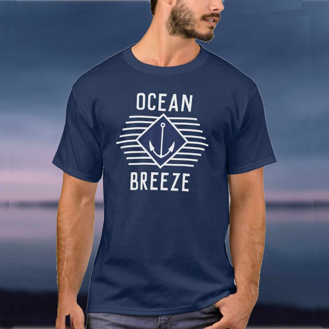 Name des Schiffes auf einer Crew T-Shirt (Von Creator hochgeladen)