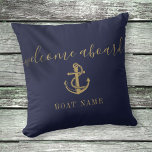 Name des Schiffes Navy Blue and Gold Anker Willkom Kissen<br><div class="desc">Eleganter personalisierter Empfang an Bord Design mit Ihrem Boot oder Kapitän Name Set in einem schicken Goldtext auf einem marineblau Hintergrund. Entwickelt von Thisisnotme©</div>