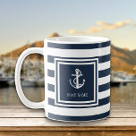 Name des Schiffes Navy Blue Stripe Nautical Anchor Kaffeetasse<br><div class="desc">Ein nautisches Design mit Anker,  stilvollen marineblauen,  blauen und weißen Streifen und personalisiert mit Ihrem Bootsnamen. Entwickelt von Thisisnotme©</div>