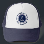 Name des Schiffskapitäns Truckerkappe<br><div class="desc">Weiße Ankerillustrierung über marineblau Kreis und Seilgrenze mit einem anpassbaren Kapitän und Yachtnamen. Blauer Sternenakzent.</div>