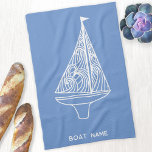 Name des Segelbootes Geschirrtuch<br><div class="desc">Fügen Sie Ihren eigenen Bootsnamen zu diesem modernen blau-weißen Segelboot-Design hinzu. Ideal für ein Boot,  einen See oder ein Strandhaus oder für alle,  die Lieben segeln.</div>