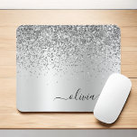 Name des silbernen Glitzer Metal Monogram Mousepad<br><div class="desc">Silver Imitate Foil Metallic Sparkle Glitzer Pinsel Metal Monogram Name und Initial Mousepad (Mauspad). Das macht den perfekten 16 Geburtstag,  Hochzeit,  Brautparty,  Jubiläum,  Babydusche oder Junggeselinnen-Abschied Geschenk für jemanden,  der Lieben glamourösen Luxus und schicke Stile.</div>