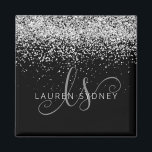 Name des Silver Glitzer Glam Monogram Magnet<br><div class="desc">Glam Rose Gold Glitzer Elegantes Monogram Magnet. Dieses schicke Design mit elegantem,  goldglänzenden Glitzer aus der Rose auf schwarzem Hintergrund ist einfach zu personalisieren. Das Design enthält Ihr handgeschriebenes Skriptmonogramm mit hübschen Wirbel und Ihrem Namen.</div>