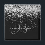 Name des Silver Glitzer Glam Monogram Magnet<br><div class="desc">Glam Rose Gold Glitzer Elegantes Monogram Magnet. Dieses schicke Design mit elegantem,  goldglänzenden Glitzer aus der Rose auf schwarzem Hintergrund ist einfach zu personalisieren. Das Design enthält Ihr handgeschriebenes Skriptmonogramm mit hübschen Wirbel und Ihrem Namen.</div>