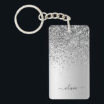 Name des Silver Glitzer Sparkle Glam Metal Monogra Schlüsselanhänger<br><div class="desc">Silber Imitate Foil Metallic Sparkle Glitzer gebürsteter Metal Monogram Name Schlüsselanhänger. Das macht den perfekten 16 Geburtstag,  Hochzeit,  Brautparty,  Jubiläum,  Babydusche oder Junggeselinnen-Abschied Geschenk für jemanden,  der Lieben glamourösen Luxus und schicke Stile.</div>