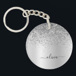 Name des Silver Glitzer Sparkle Glam Metal Monogra Schlüsselanhänger<br><div class="desc">Silber Imitate Foil Metallic Sparkle Glitzer gebürsteter Metal Monogram Name Schlüsselanhänger. Das macht den perfekten 16 Geburtstag,  Hochzeit,  Brautparty,  Jubiläum,  Babydusche oder Junggeselinnen-Abschied Geschenk für jemanden,  der Lieben glamourösen Luxus und schicke Stile.</div>