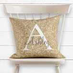 Name des Sparkle-Monogrammes der Goldsequenz Kissen<br><div class="desc">Elegante Girly Gold Sequin Sparkle Monogram Name Pillow. Dieses niedliche, mädchenhafte Kissen kann mit Ihrem Vor- und Erstnamen individuell gestaltet werden. Sie können die Farbe des Textes und den Stil des Schriftartes ändern, um das Design weiter anzupassen. Ideal für ein Mädchenschlafzimmer! Möchten Sie dieses Design auf passenden Gegenständen sehen? Bitte...</div>