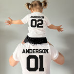 Name des Sportteams Name Kind Vater Matching T-Shirt<br><div class="desc">Individuell gestaltbares Design mit einem Sportteam oder Nachnamen mit einer Nummer für die passende Ausstattung für einen Vater und ein Kind. Finden Sie ein passendes Shirt in meiner Sammlung "Daddy and Me Matching Designs and Vater Gifts".</div>